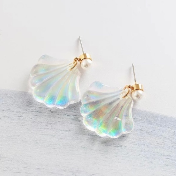 Jewelry - LAST PAIR!! Mermaid Resin Seashell Pearl Earrings